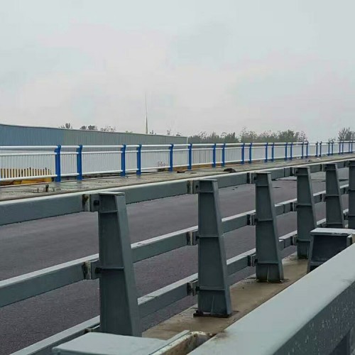 三横梁防撞护栏可以防止交通事故
